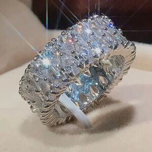 ♥️GORGEOUS SPARKLING LUXURY RING♥️ Size 6